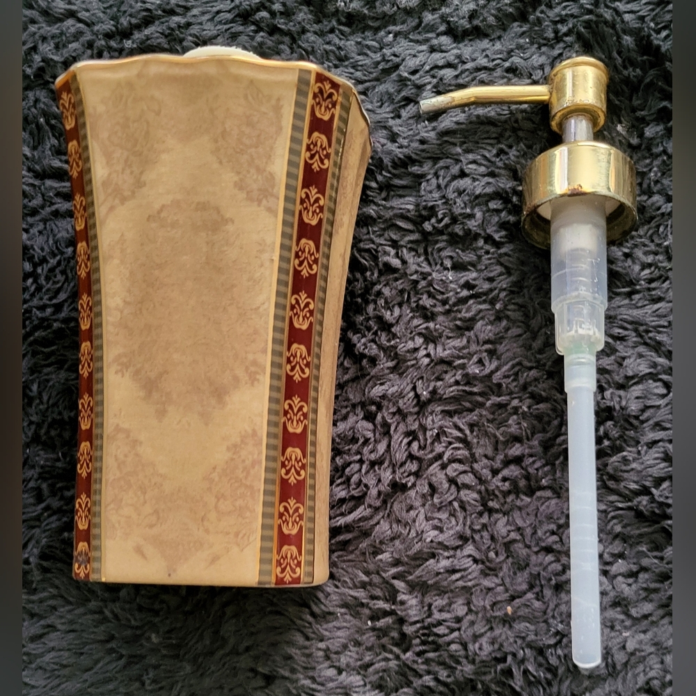 Elegant Gold and Black Soap Dispenser - Picture 4 of 5